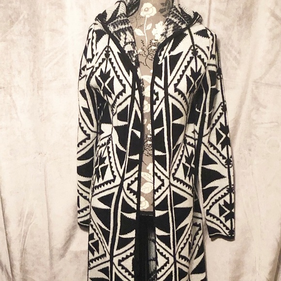 Black and white duster. - Picture 1 of 2